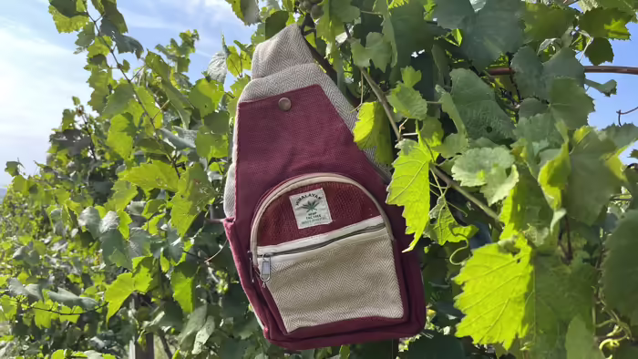 Himalája Kender Crossbody válltáska - Himalája kender kis hátizsák - Crossbody - bordó  Natúr és bordó Himalájai kender Hátizsák Katmanduban, Nepálban készült. Ezek a trendi kend 