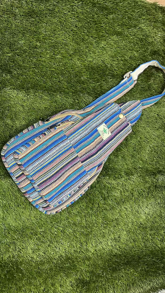 Himalája Kender Crossbody válltáska - Himalája kender kis hátizsák - Crossbody - kék színes Natúr és bordó Himalájai kender Hátizsák Katmanduban, Nepálban készült. Ezek a trendi kend