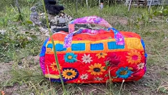 Thai táskák - Volkswagen kisbusz Bohém táska - Virágos  Sz&iacute;nes, vir&aacute;gmint&aacute;s Volkswagen kisbusz boh&eacute;m t&