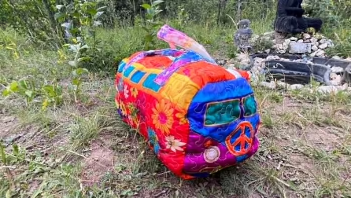 Thai táskák - Volkswagen kisbusz Bohém táska - Virágos  Sz&iacute;nes, vir&aacute;gmint&aacute;s Volkswagen kisbusz boh&eacute;m t&